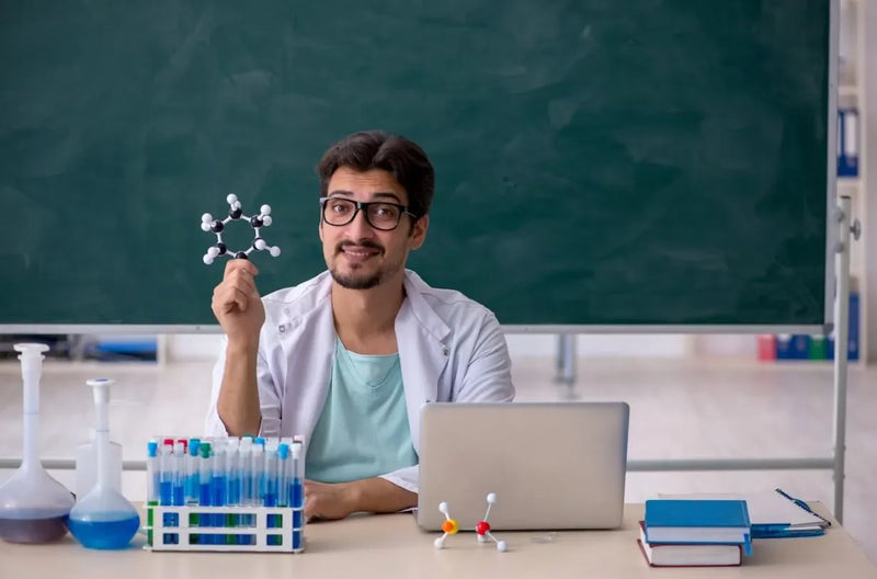 chemistry-tutor-during-chemistry-tuition-class